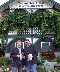 Unser Bürgermeister Josef Wallner (rechts stehend) freut sich zusammen mit dem Weinexperten Johannes Resch über die gute Bewertung.